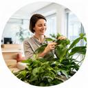 Mirita Handwerker cuidando plantas de interior en un espacio corporativo de Benalmádena