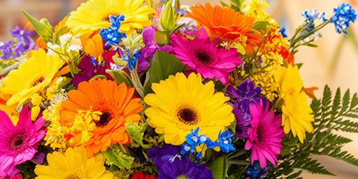 Ramo alegre para una graduación escolar con flores de colores vivos